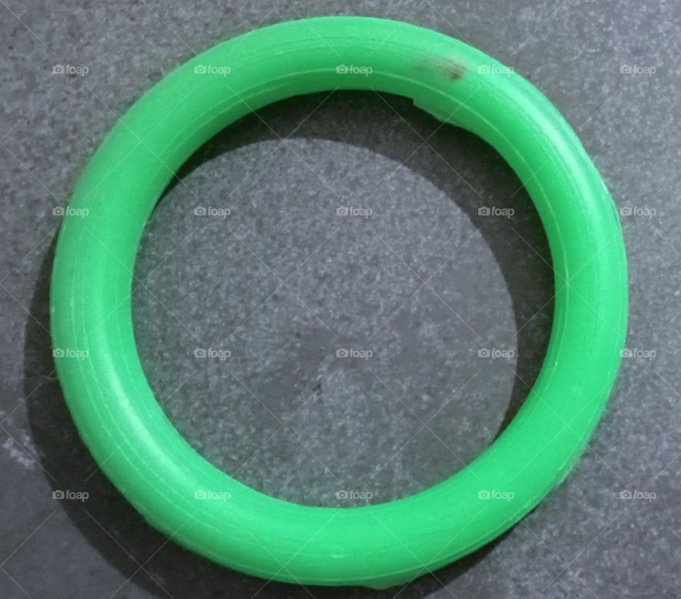 Hollow Ring!!💍 This green 💚 colour plastic ring is kids toy.🪀🧸 This is prepared for kids entertainment purpose. kids play with this hollow ring. This ring's came is in geometry shape circle⭕