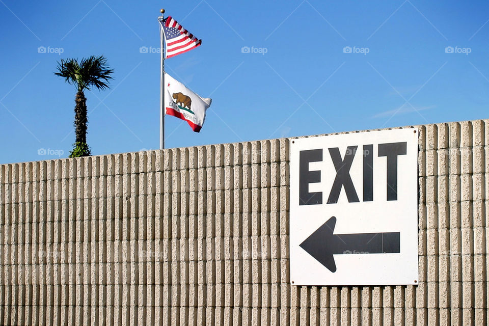 blue red white wall by hlehnerer