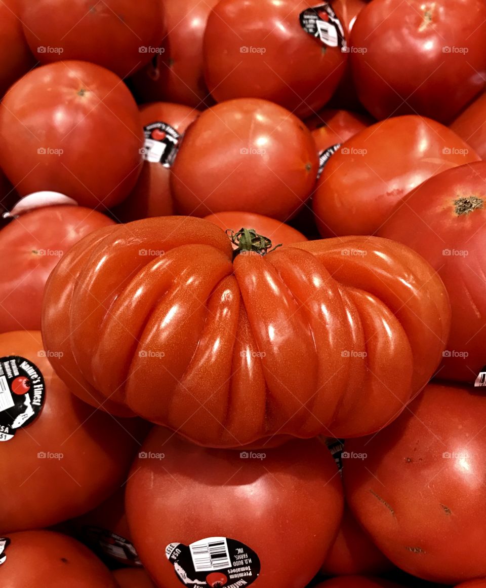 Heirloom tomato among smooth tomatoes 