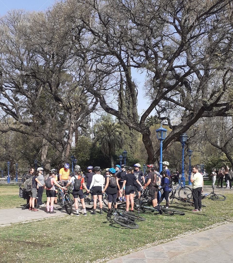 grupo de ciclistas reunidos