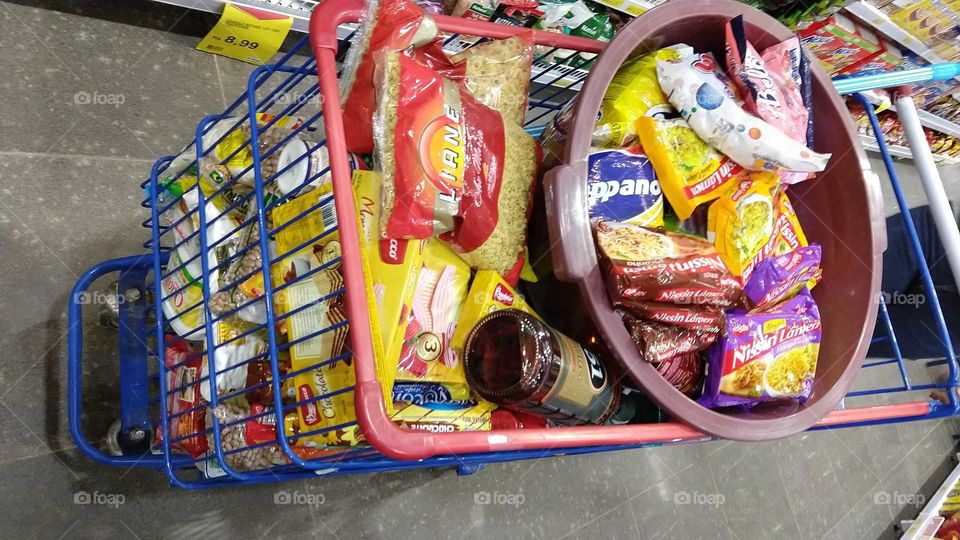 Carrinho de compras, cheio.