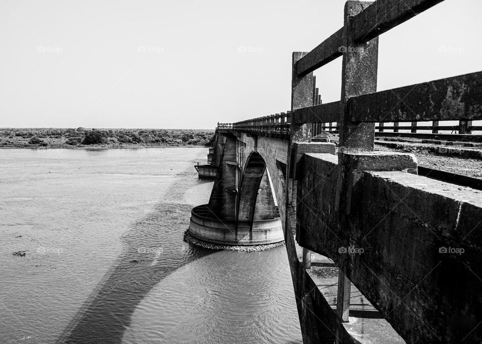 Fotografia com imagem da ponte Eurico Gaspar Dutra sobre o rio Paraguai em Porto Esperança, no município de Corumbá MS
Tem 2 quilômetros de extensão e foi inaugurada em 1947, fazia a ligação entre o Brasil e a Bolívia.