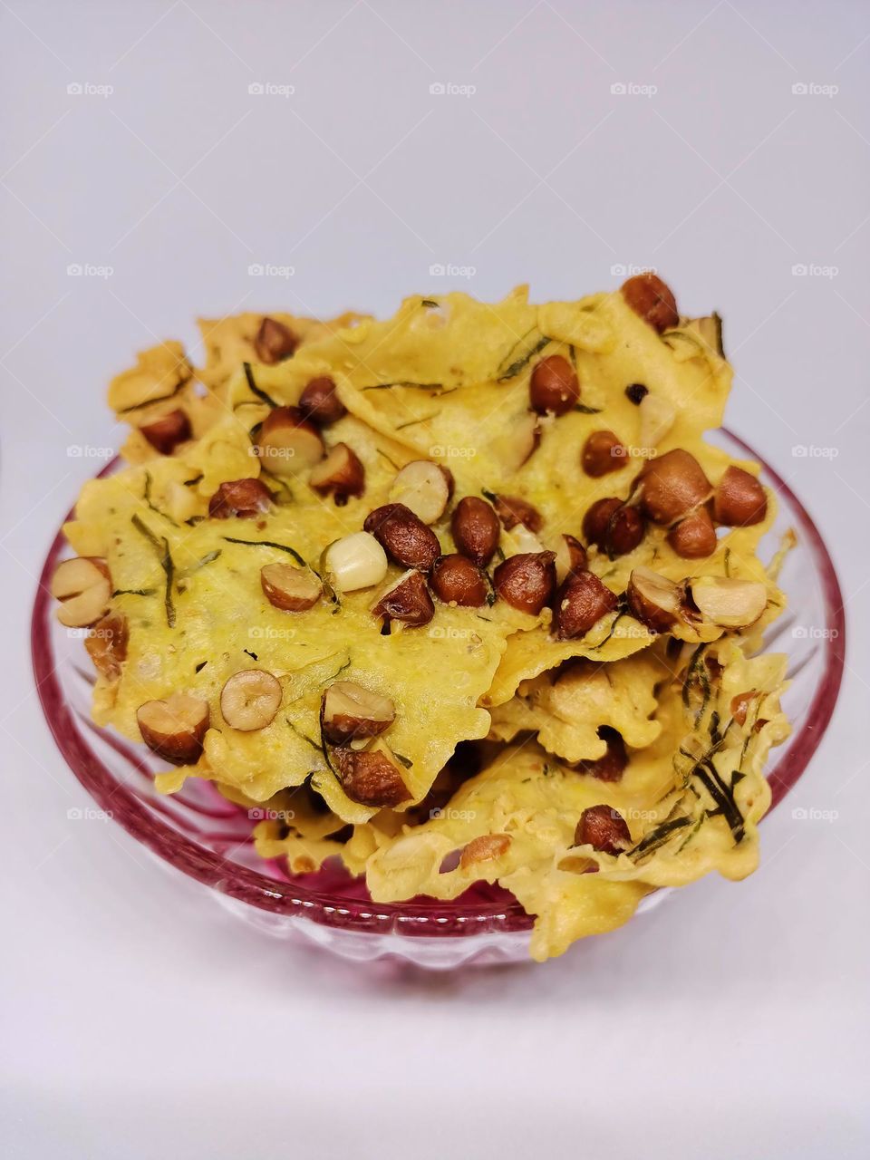 Rempeyek or peyek is a deep-fried savoury Indonesian-Javanese cracker. The most common type of rempeyek is peyek
kacang ("peanut peyek"). However, other ingredients can be used instead, such as teri (dried anchovies), rebon
(small shrimp), or ebi.