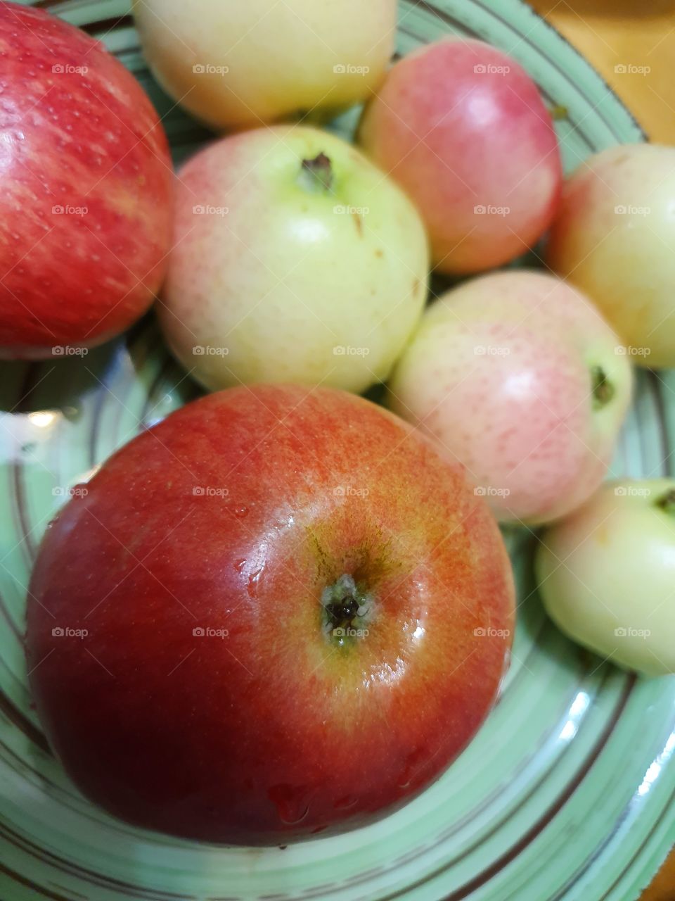 apples plate closeup