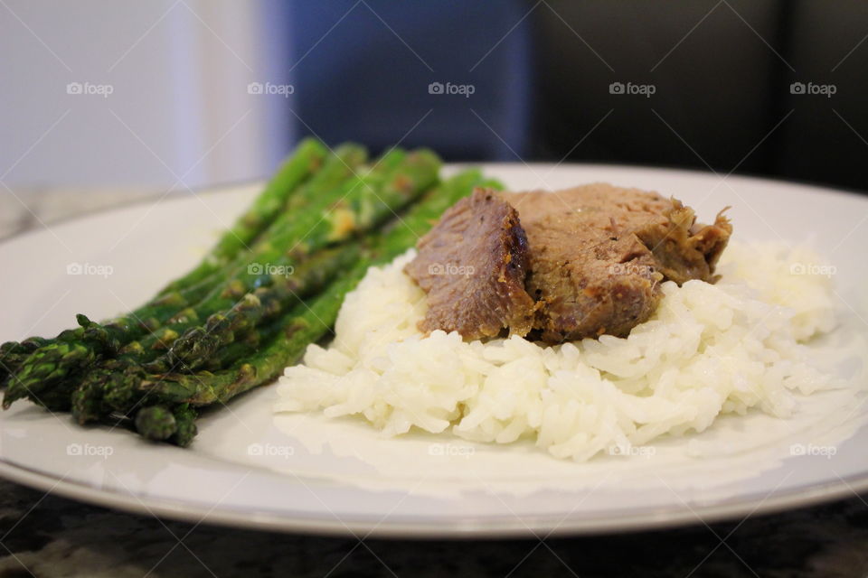 Roasted beef with rice and asparagus