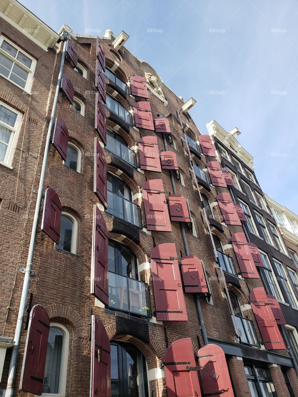 cortinas rojas adornan la arquitectura de Amsterdam