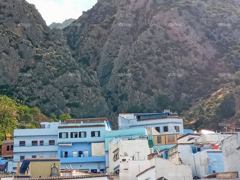 Population between mountains