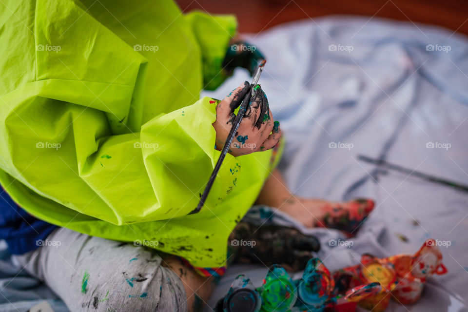 Child while painting at home during the quarantine