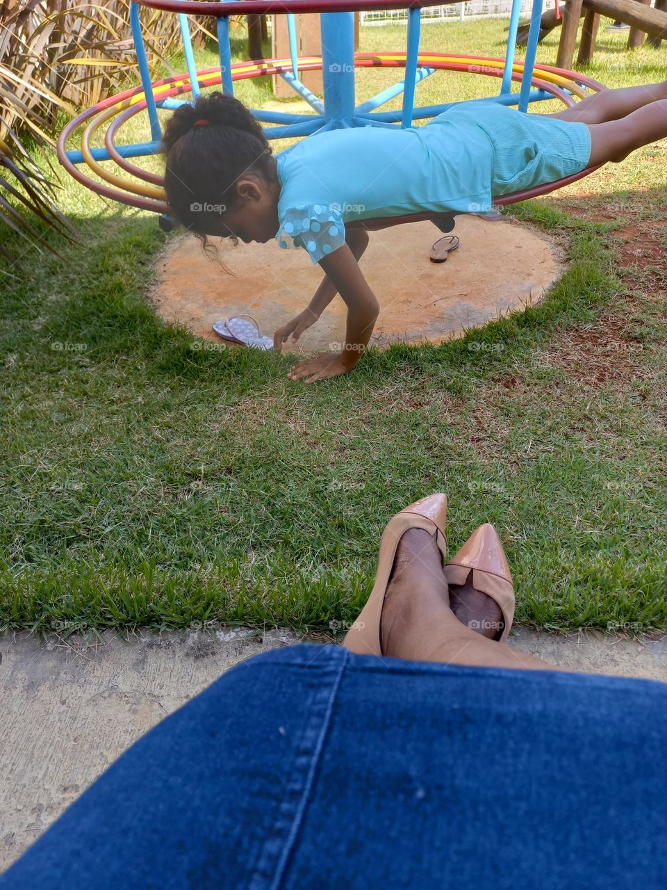 Estilos de roupas. Na moda, consideramos que estes são os tipos de estilo universais: clássico, romântico, elegante, dramático, criativo, esporte e sexy. No geral, cada pessoa possui influência de três deles, criando suas composições...