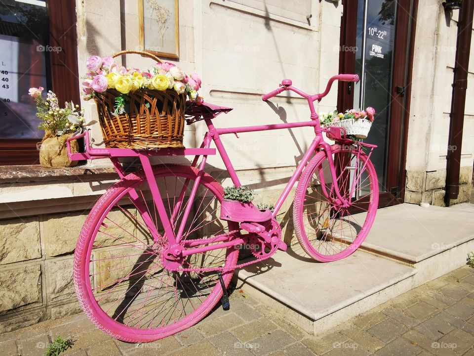 One lonely retro bicycle in the city