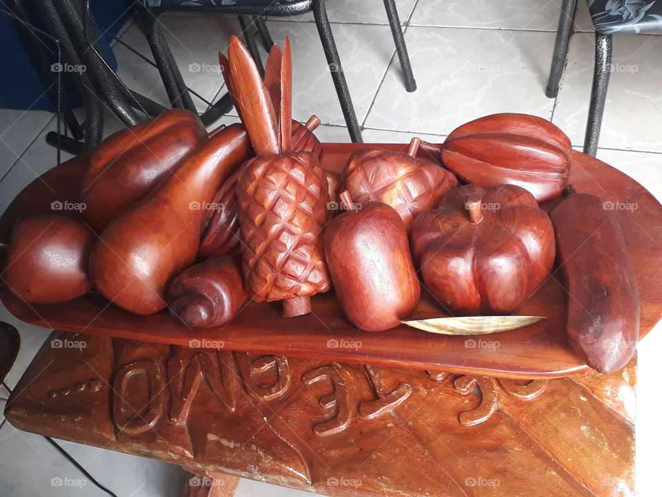 Frutas e legumes feito com  madeira de lei, trabalho manual feito com talhadeira, finalizado com verniz/ feito saldoso artesao Jurandircaiaponiese. Goias/ Brasil