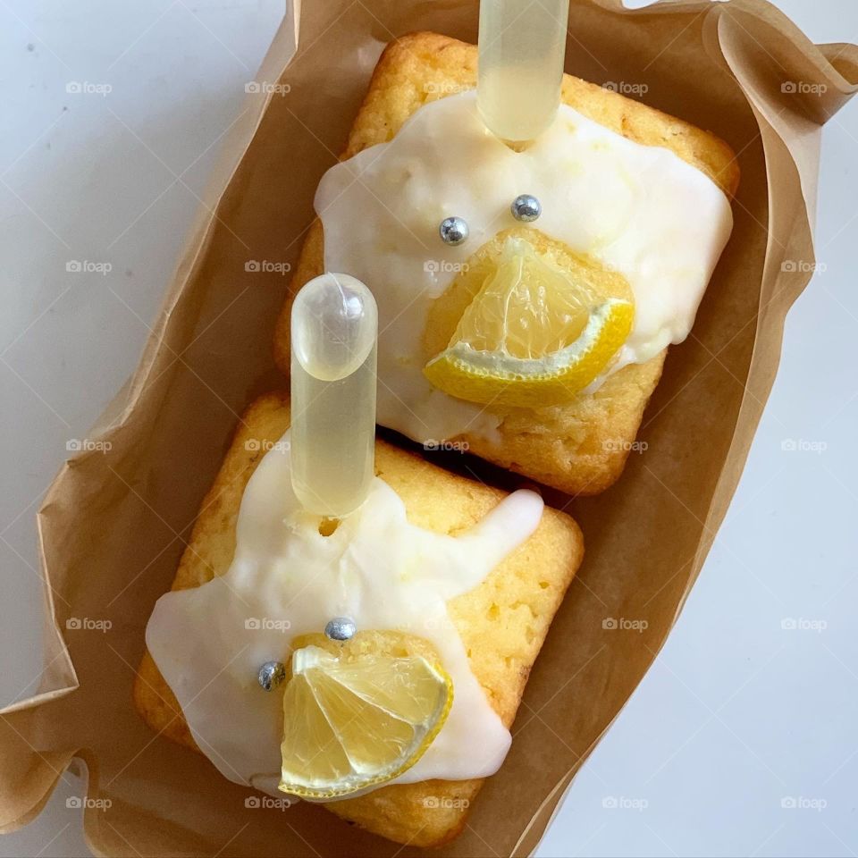 Lemon pound cake with lemonade pipette 