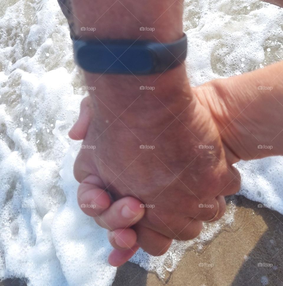 De Mãos dadas seguindo em frente, na alegria e na tristeza,  nos altos e baixos, como as ondas do mar.