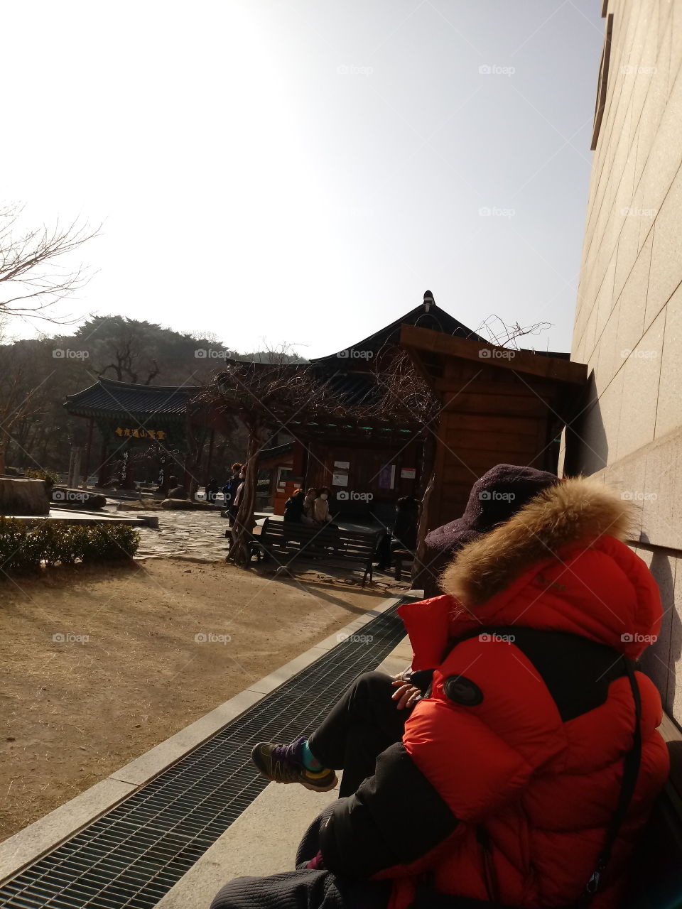 this is the looks at our right side. where lots of people are resting and some are eating for snacks.