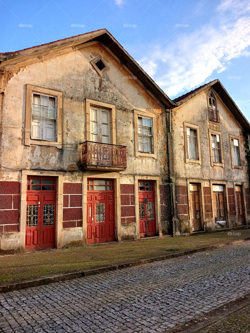 O passado ainda resiste entre paredes desgastadas e janelas empoeiradas.