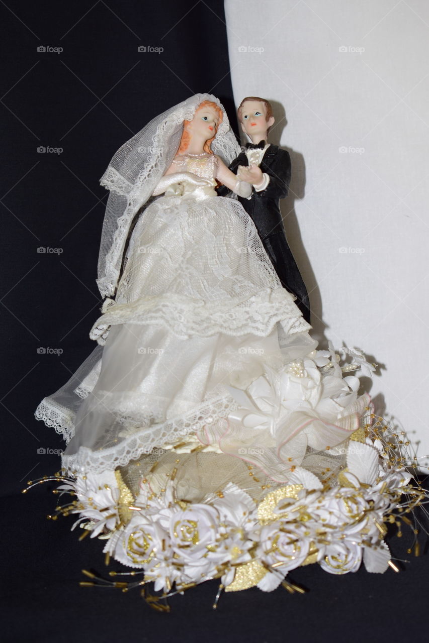 Wedding dolls on the cake. Accessories