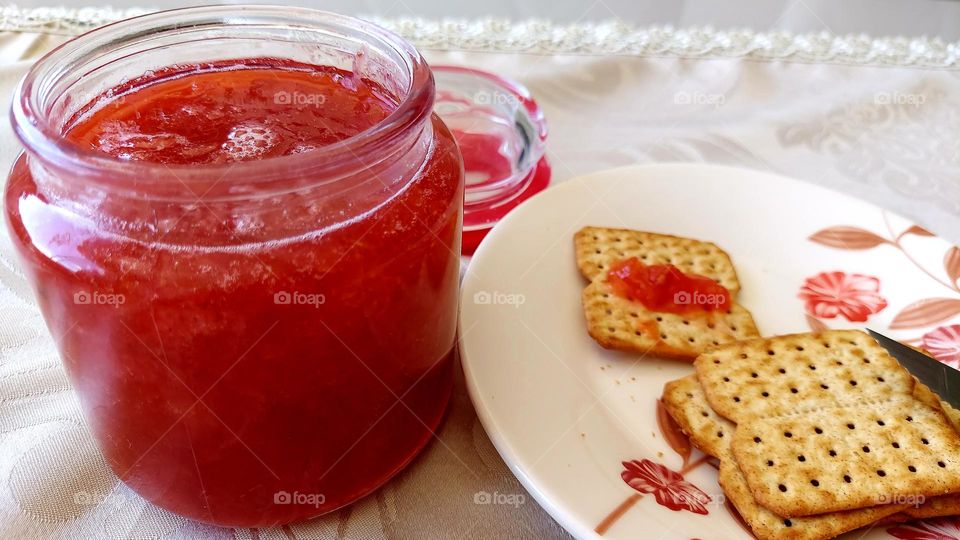 Geleia deliciosa feita com morangos fresquinhos e ameixa da época.  Saudável, sem conservantes.