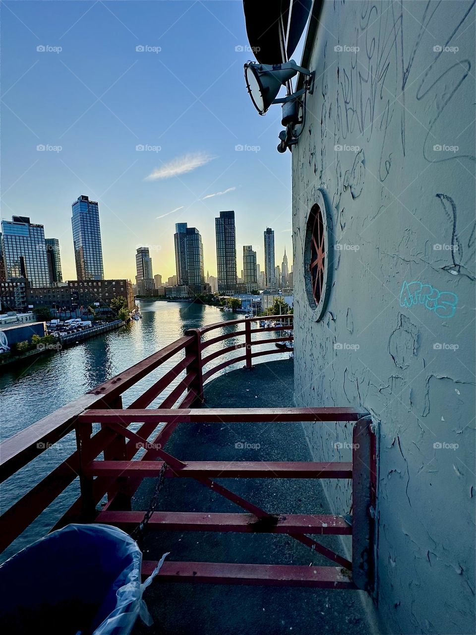 This is the central outpost of the “Pulaski Bridge” at “Newtown Creek”, an ocean inlet of the “East River” connecting “Greenpoint”, Bklyn to LIC, Queens. Across the water we see “Greenpoint”, LIC and “Manhattan”. 2024. Hypnotic Productions