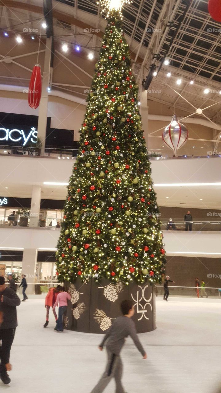 A nicely decorated Christmas tree.
