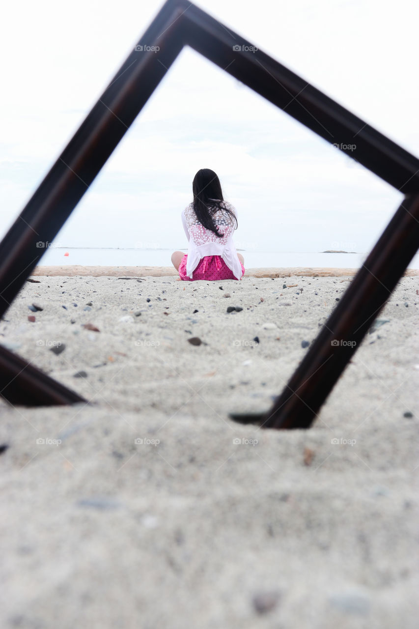 looking the sea through a frame