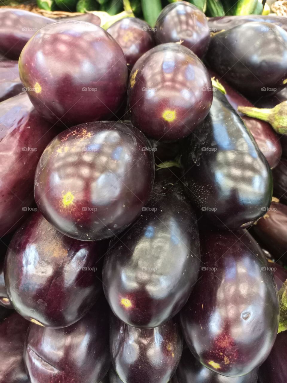 A berinjela  é rica em fibras, ajuda no bom funcionamento  do intestino. É fonte de vitamina A, C, K e possui minerais, como cálcio, ferro, zinco e magnésio