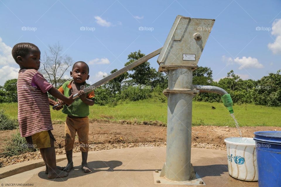 These children are pumping clean water 💦