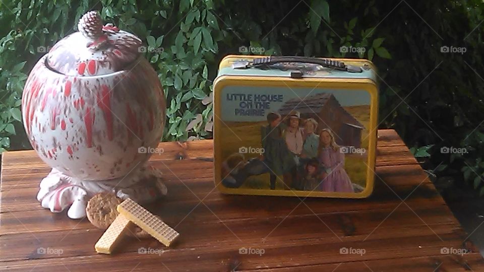 cookie jar. this is a photo of my cookie jar and an old lunch box