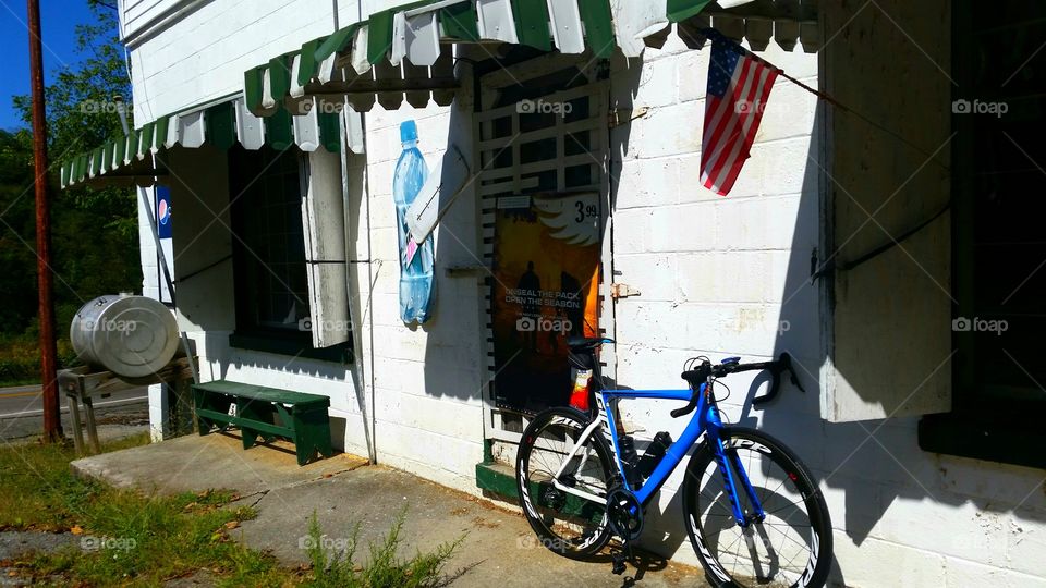 Giant Propel Advanced Pro 0 in front of an old country store