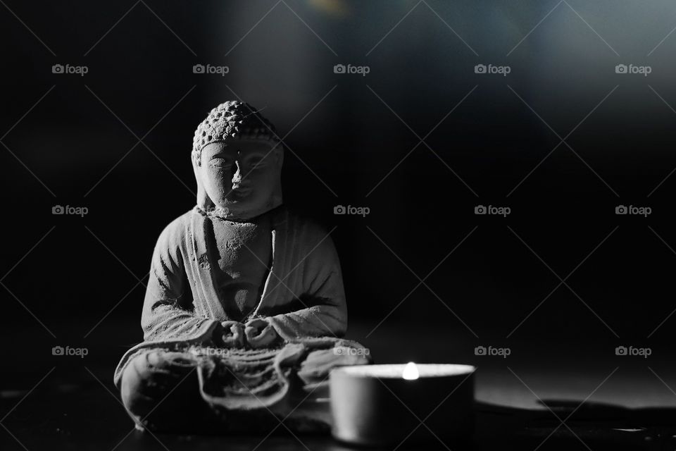un buda zen meditando