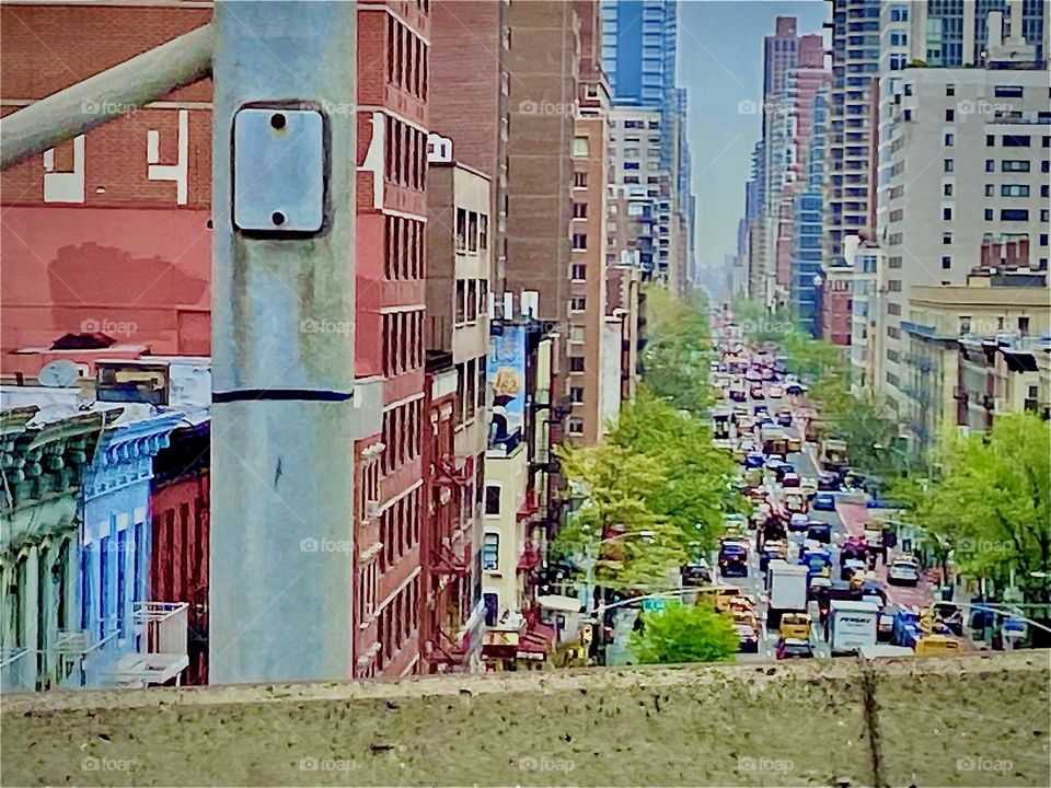A view from the „Ed Koch Queensborough Bridge“ on Manhattan’s Upper East Side from 59th St looking down on all the automobiles winding their way slowly through the uptown traffic at rush hour. 2022. Hypnotic Productions