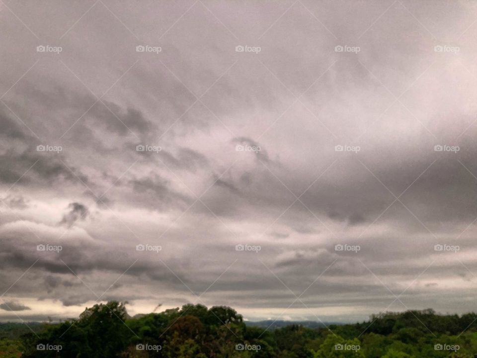 A noite vem chegando, mas o céu continuou carrancudo...

Um dia meio "esquisito", não? Meio emendado, meio sem emenda.