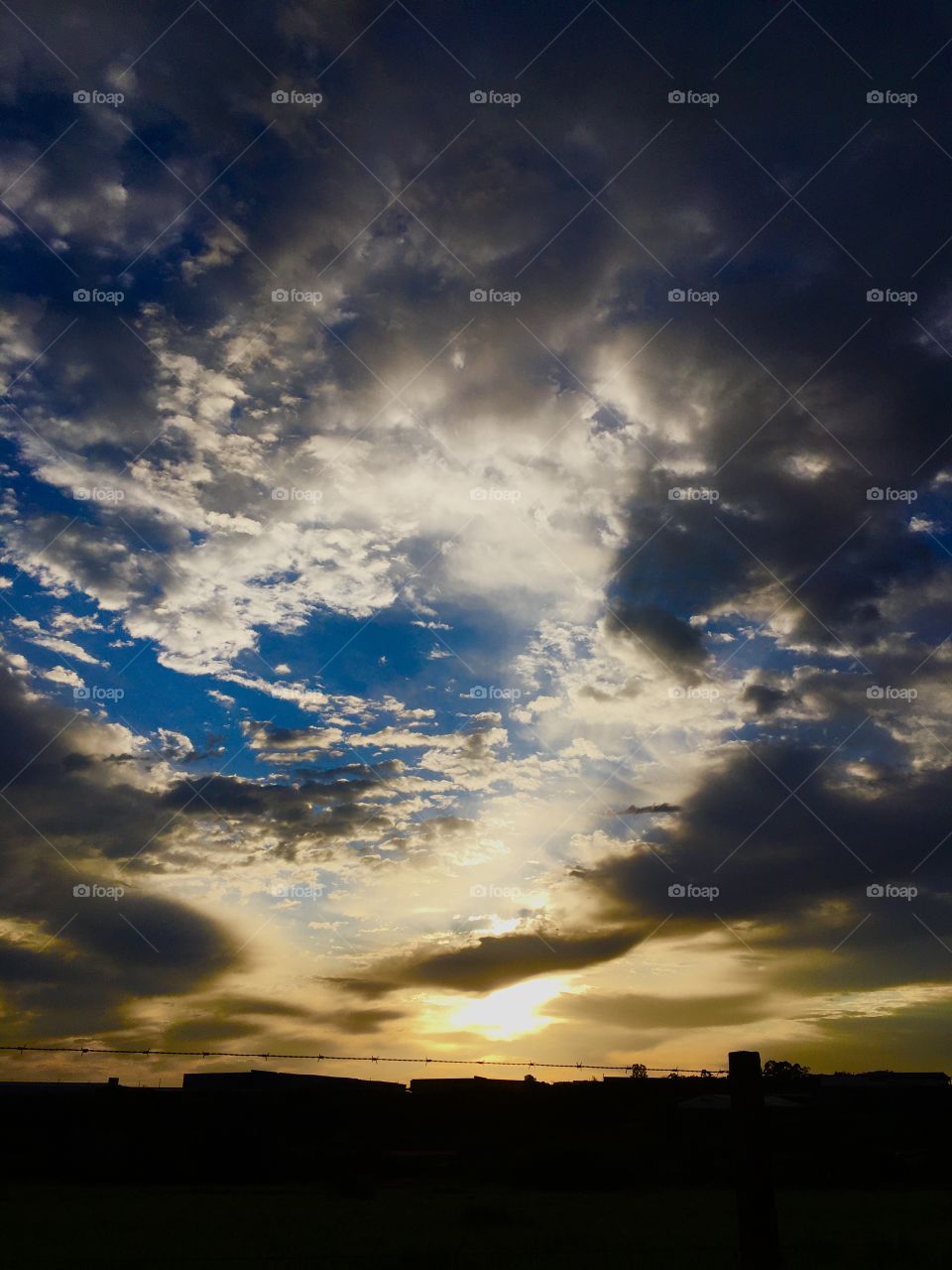 Very beautiful dawn between clouds and the sun's rays. We are in Jundiaí, interior of Brazil. / Amanhecer muito bonito entre nuvens e os raios do sol. Estamos em Jundiaí, interior do Brasil. 