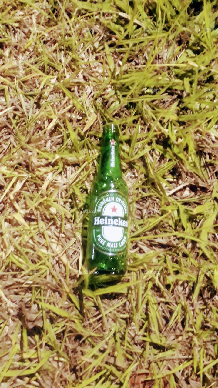 mesmo uma garrafa de  HEINEKEN descartada, ela continua sendo Heineken.