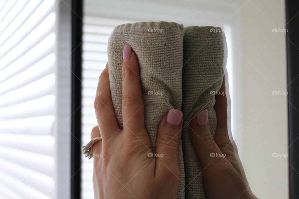 cleaning bathroom mirror