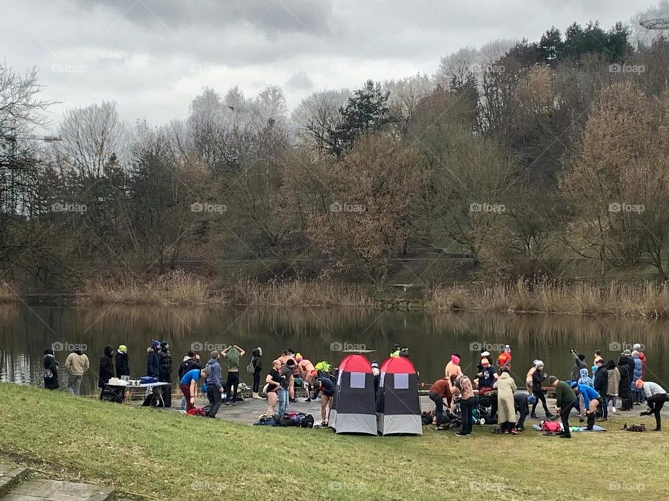 n sub-zero temperatures, Polish men and women, old and young, jumped into the water happily to the music. The shore ambulance is also on standby. 🐂