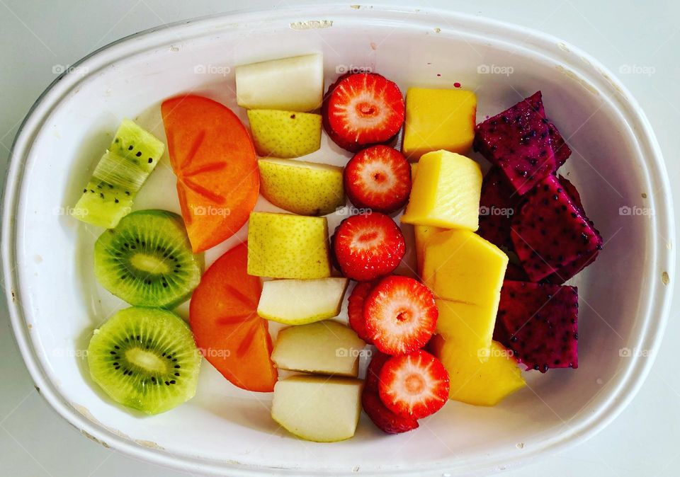 🇺🇸 Today we have kiwi, persimmon, pear, strawberry, mango and pitaya.  They're so tasty… Who's going to want them? / 🇧🇷 Hoje temos kiwi, caqui, pêra, morango, manga e pitaia. Estão tão saborosas… Quem vai querer?