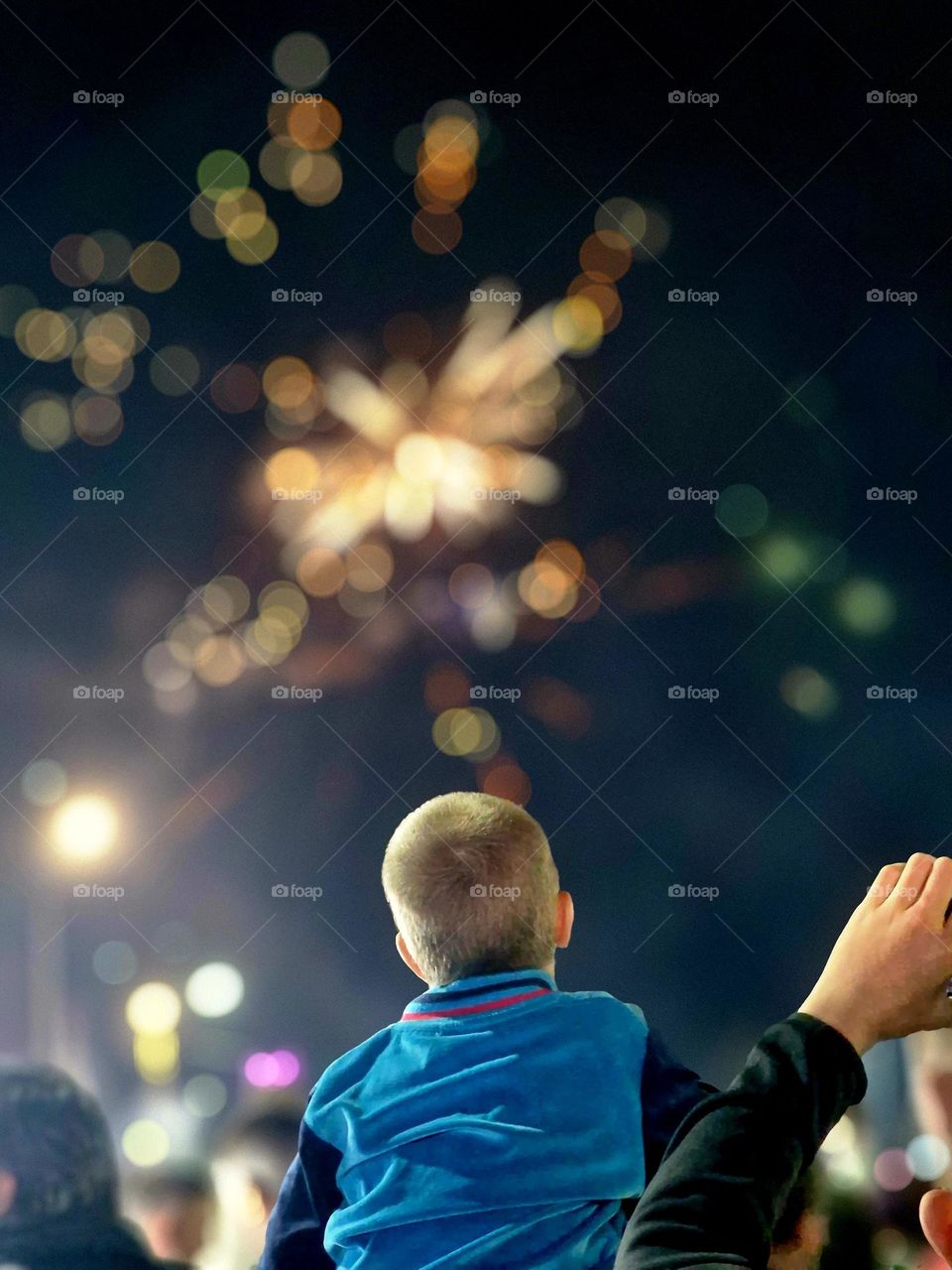 happy child to see the fireworks