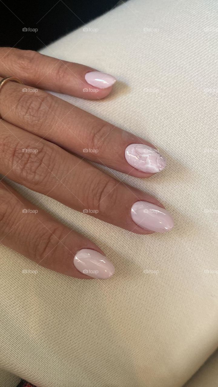 manicura color rosa uñas