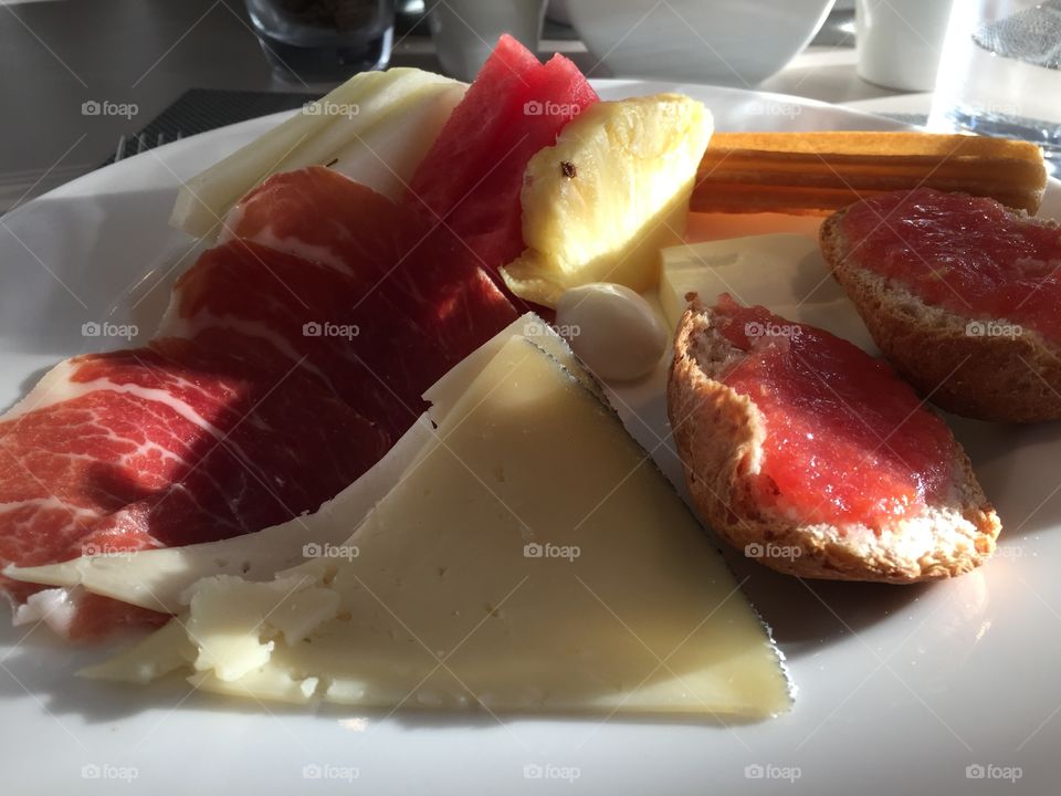 Spanish breakfast with bread, tomato and ham