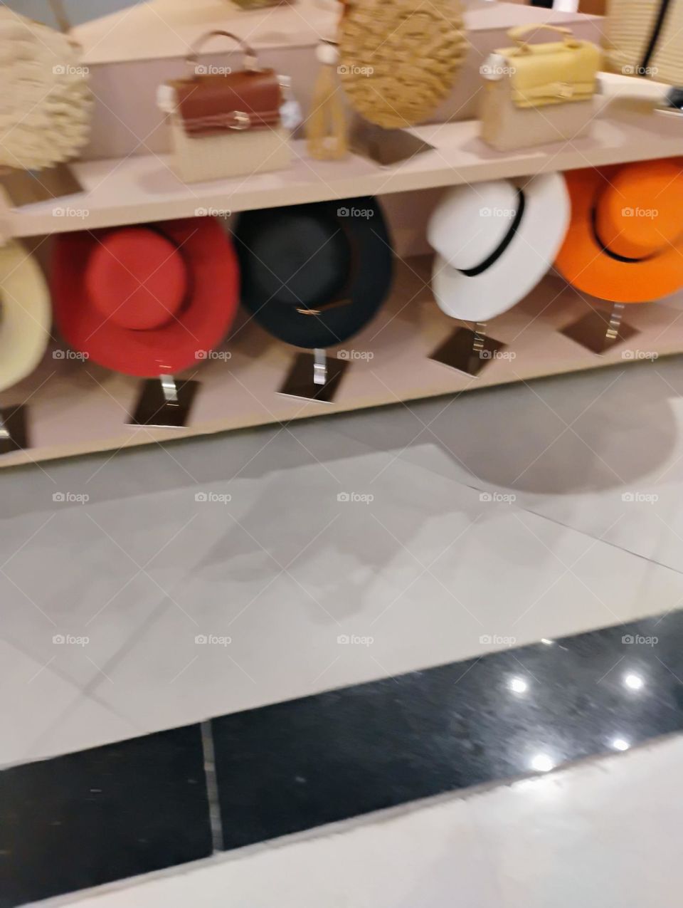 A Primavera -verão de 2025 será colorida com tons que partem dos vibrantes aos pastéis. Os tons românticos e frescos como azul celeste, rosa-chá, rosa blush e lavanda suave, além dos clássicos tons claros como branco e bege ganharão as vitrines