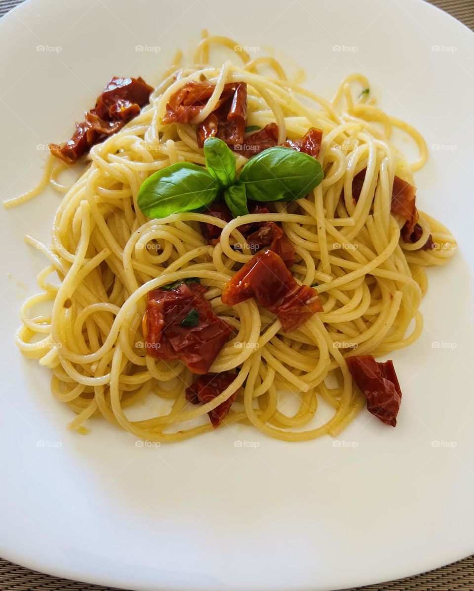 spaghetti with tomato