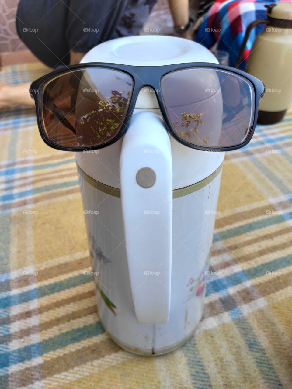 my sunglasses on a flask tea looks like a mosquito it's very fun