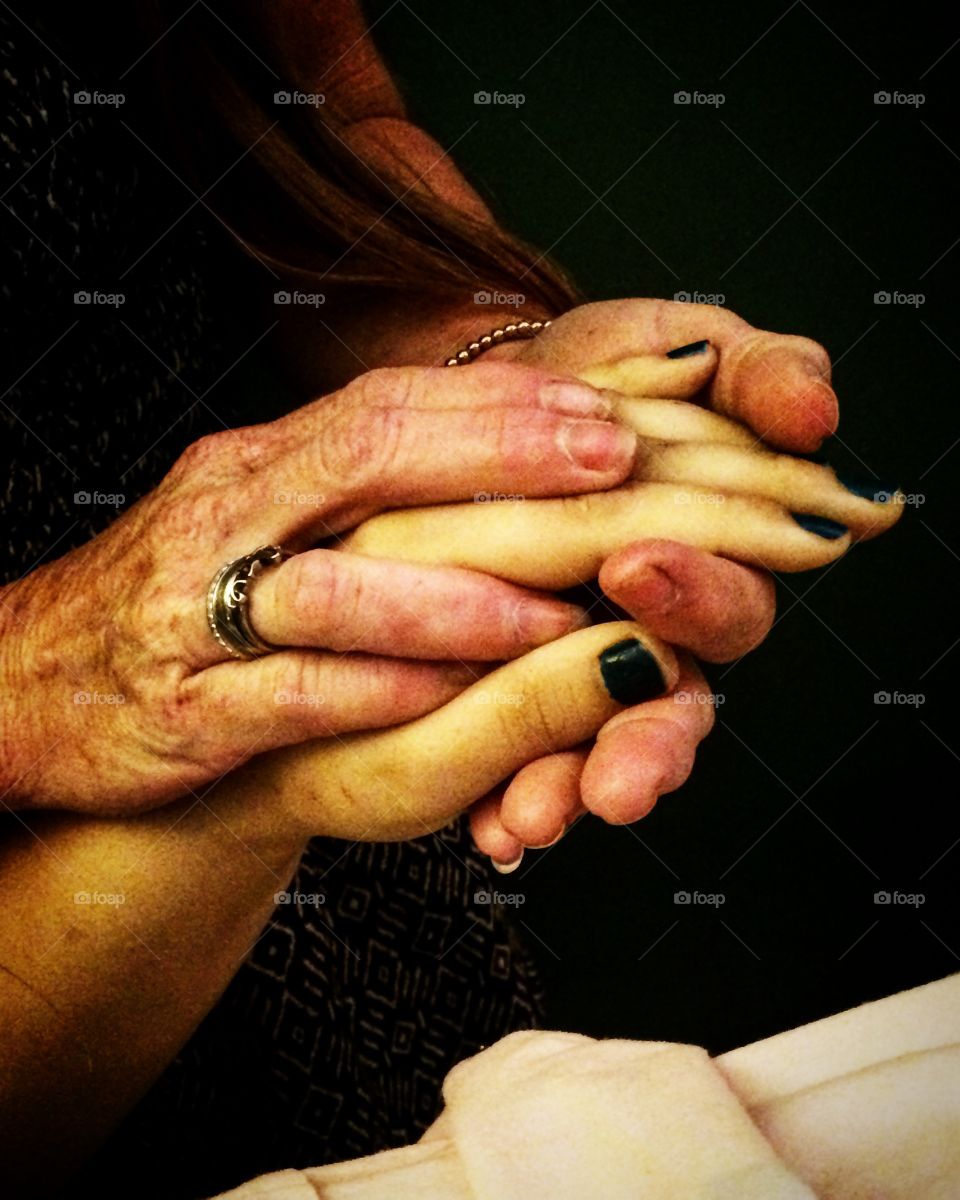 The aging hands of a mother who lost her daughter 