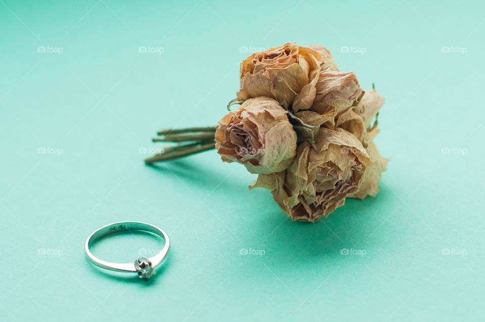 Bouquet of mini roses and ring 