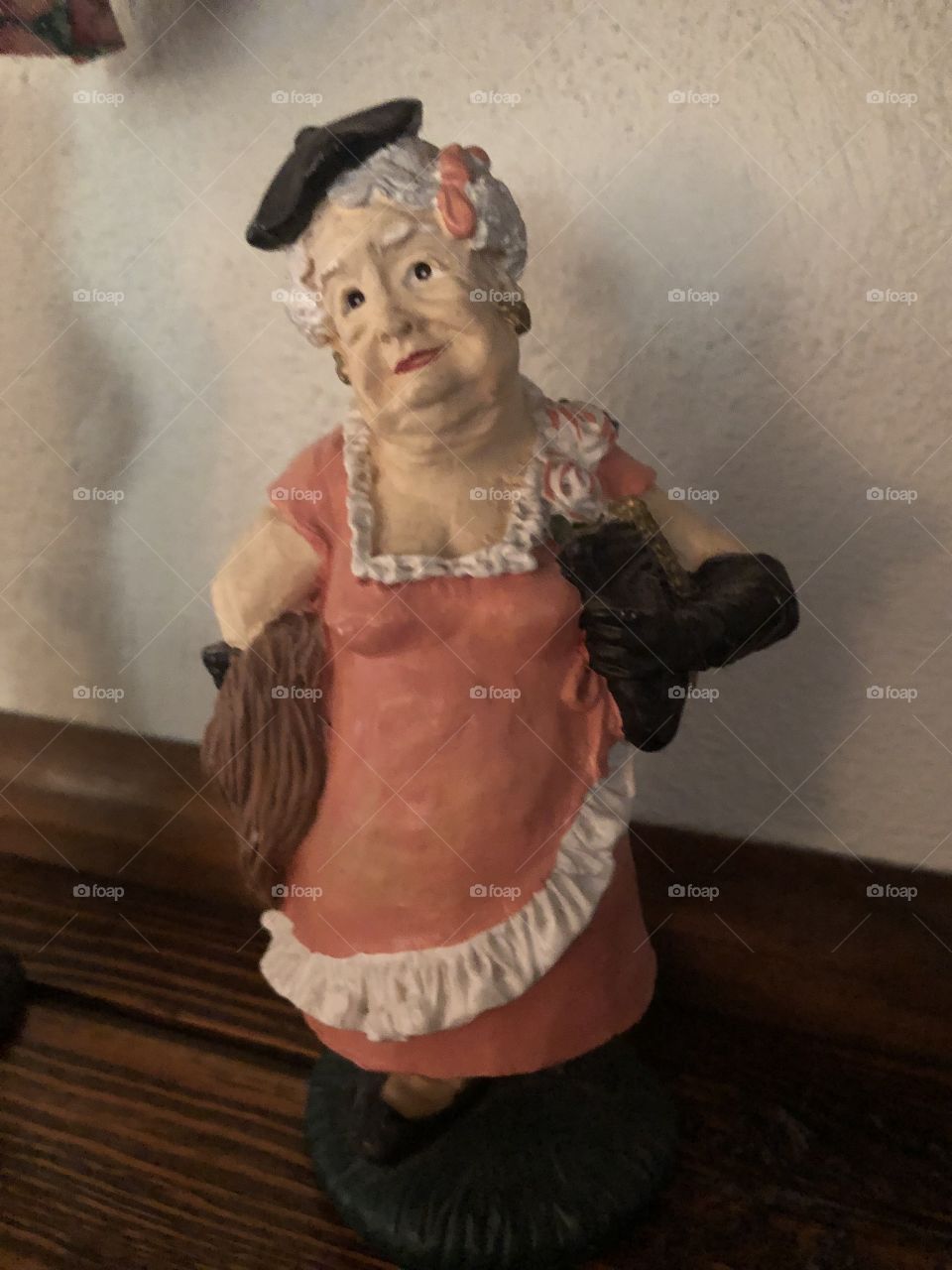 Old lady statue 