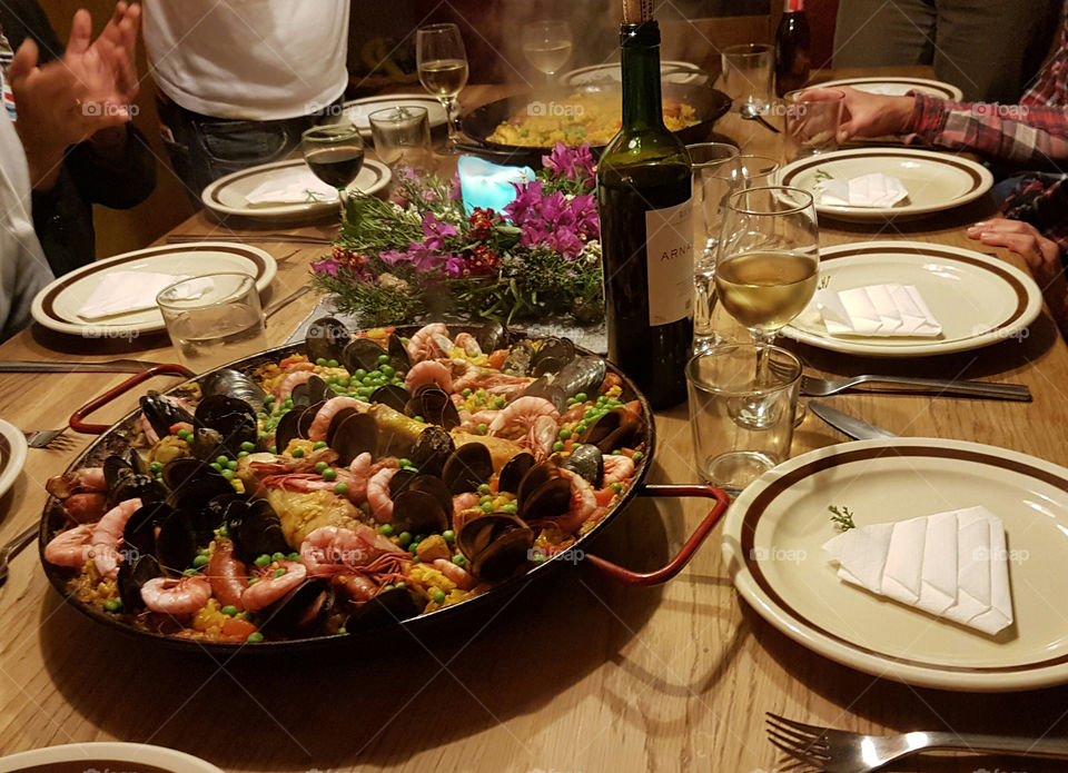 Paella mit Meeresfrüchten hausgemacht mit Freunden