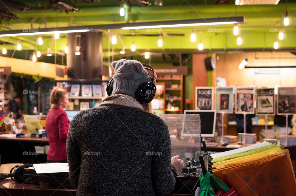 We were having such a good time listening some vinyls and enjoying this cozy christmas atmosphere.