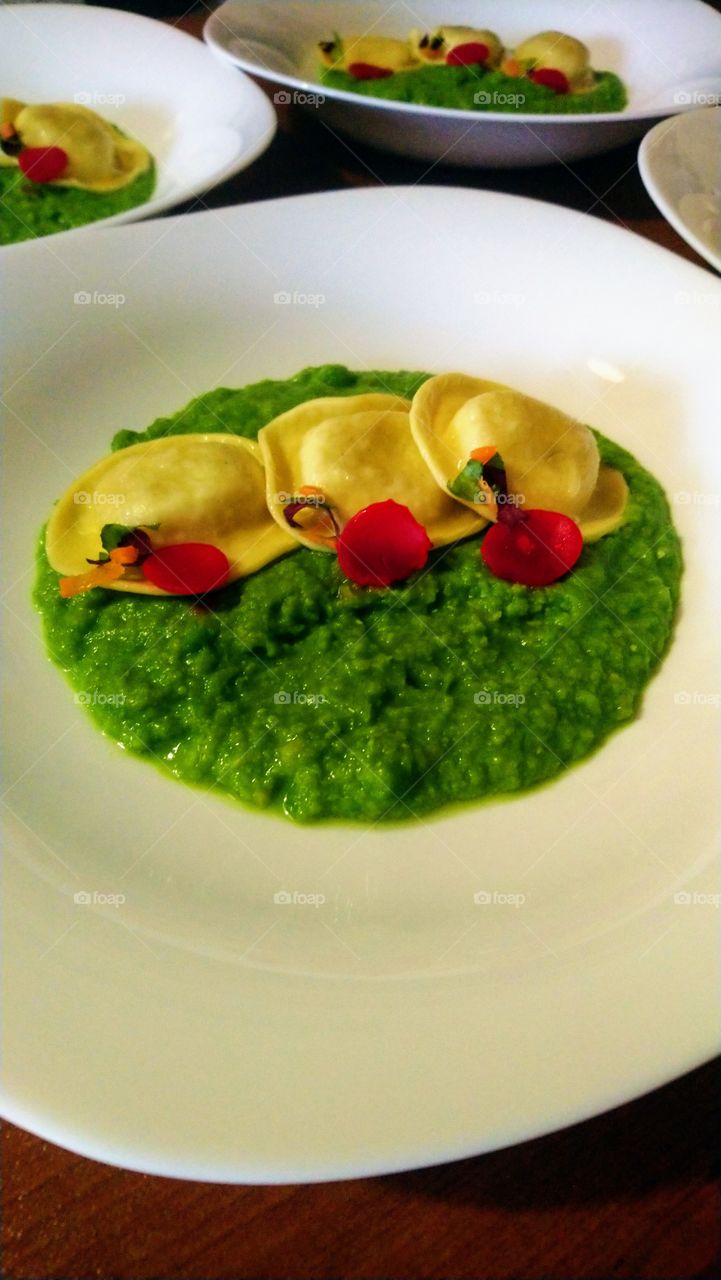 Mashed peas, ravioli with ricotta