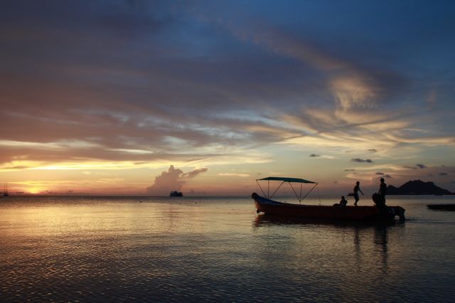 Colors of the sky in the sea