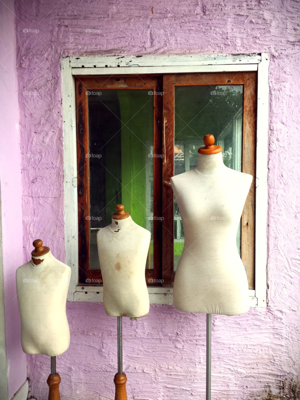 Three mannequin in front of window